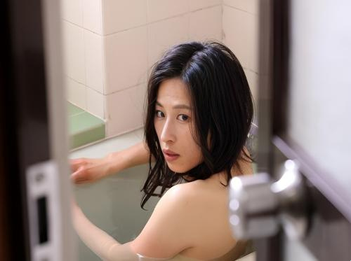公公偷看媳婦洗澡結局